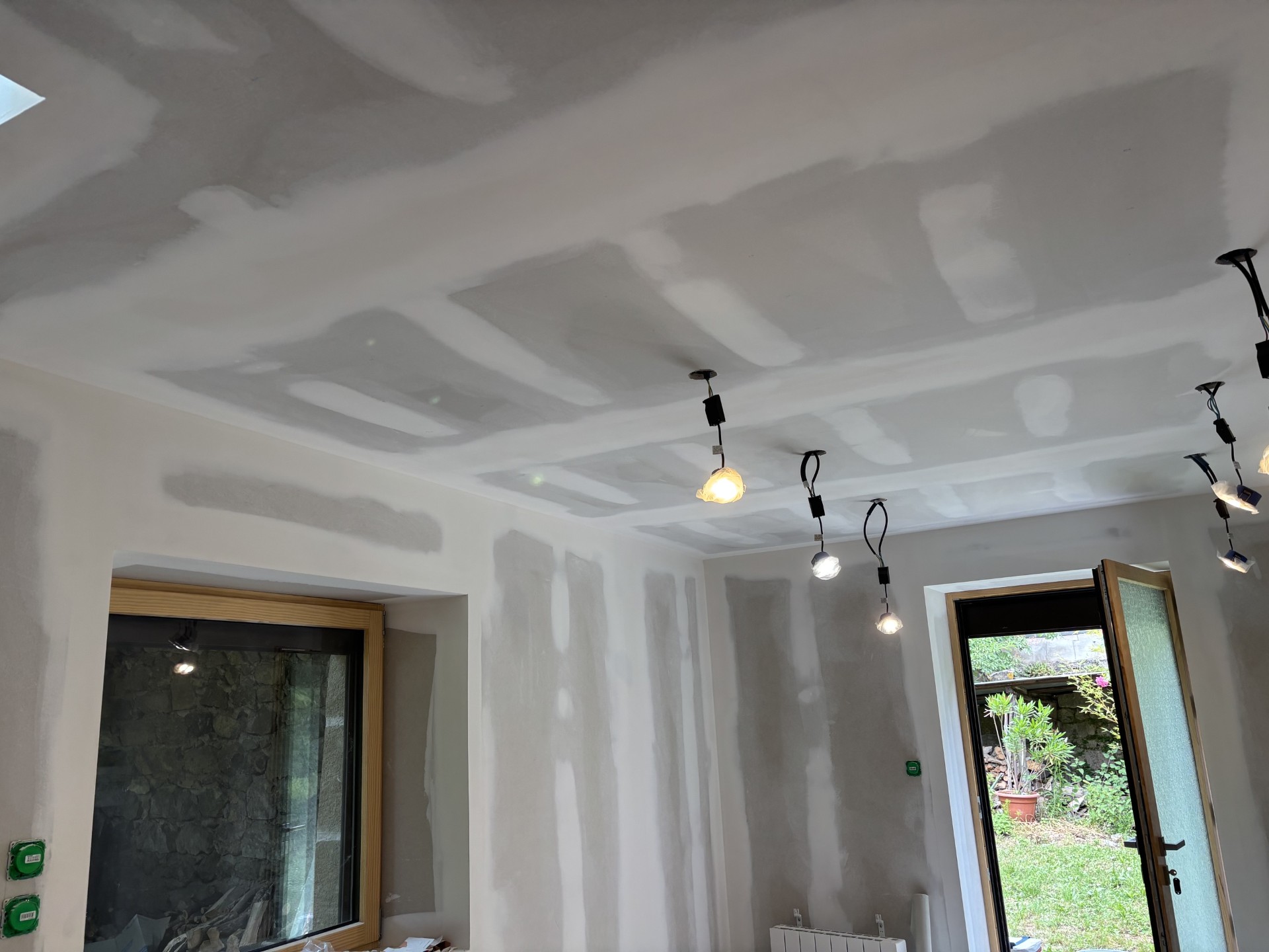 Préparation des murs et du plafond avec joints de placo terminés
