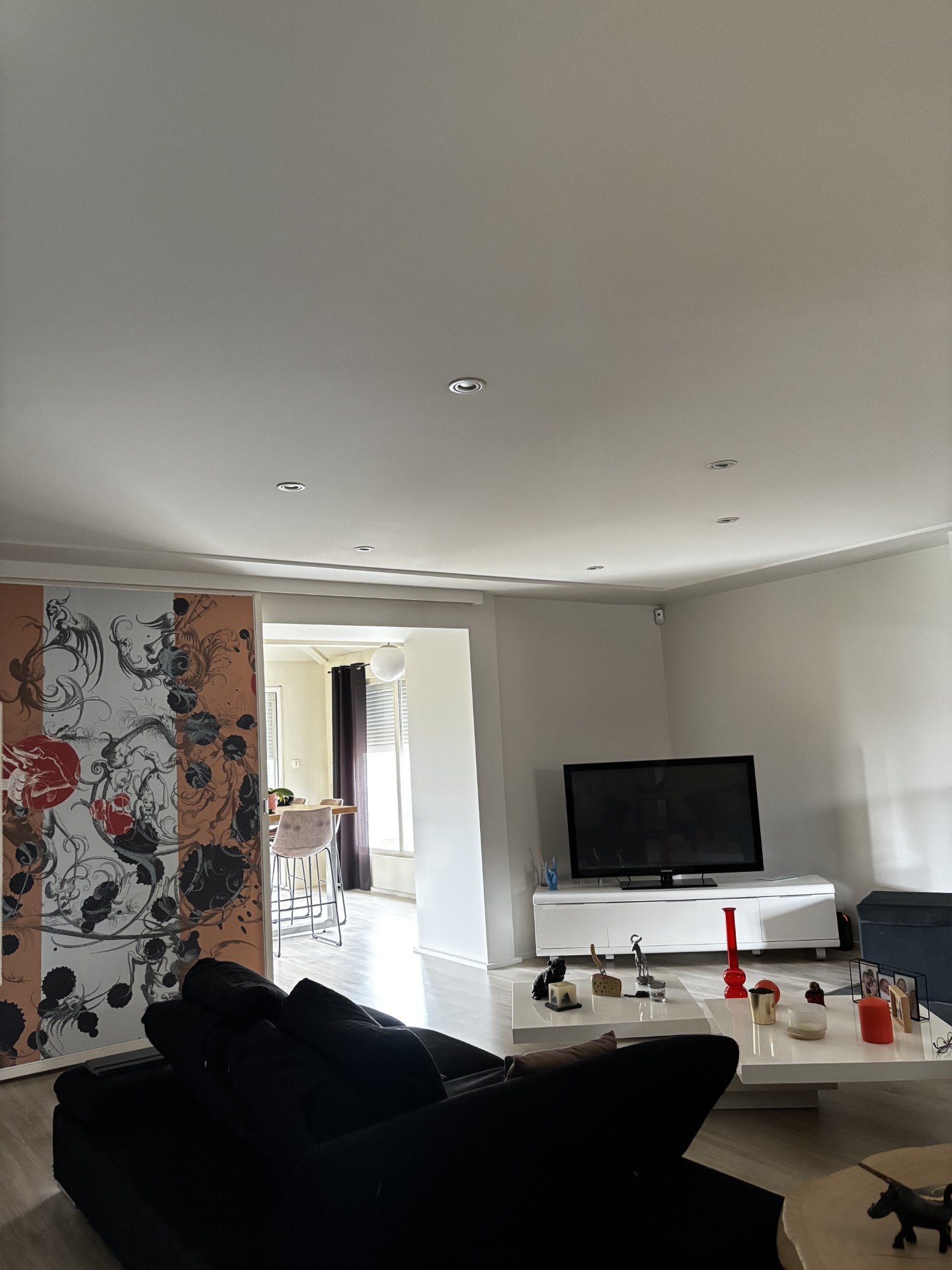 Détail d'un plafond tendu blanc avec éclairage par spots